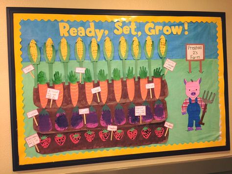 Growing Things Farm Bulletin Board (the little signs have fun facts about those vegetables/fruits) Farm Bulletin Board, Garden Bulletin Boards, Garden Theme Classroom, Farm Classroom Theme, Farm Theme Preschool, Preschool Garden, Farm Preschool, Preschool Bulletin, Show Da Luna