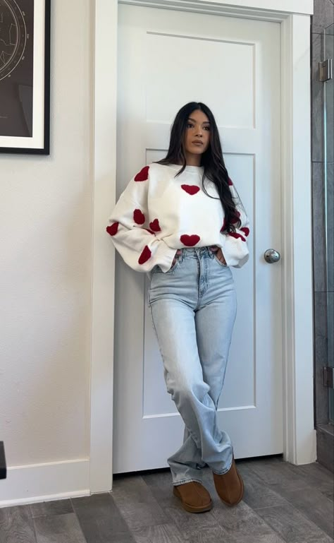 Ligh wash wide leg high rise jeans, ugg tasman slippers, white knit sweater with red hearts. #petitefashion #casualoutfit #outfitinspo #outfitideas #whattowear #casualwear #uggs #fashion #style #ootd #stylingtipa #outfitpost White Tee And Blue Jeans Outfit, Outfit With Uggs Tasman, Cute Valentine’s Day Outfits, Vee Mendoza, Casual Valentines Outfit, Oversized Jeans Outfit, Uggs Tasman Outfit, Valentine's Day Outfit For Women, Valentines Fits