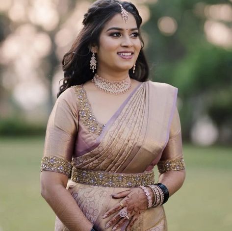 Silk Sarees For Reception, Bridal Half Sarees South Indian, Pastel Silk Saree Blouse Designs, Reception Aari Work Blouse Design, Engagement Blouse Designs South Indian, Engagement Sarees South Indian Simple, Bridal Reception Blouse Designs, Pattu Saree With Jewellery, Cutwork Blouse Designs Silk