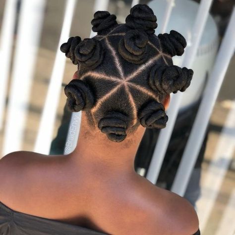 Chunky bantu knots in triangle parts Bantu Knot Styles, Knot Hairstyles, Bantu Knot Hairstyles, Bantu Knot Out, Bantu Knot, Twisted Hair, Hair Knot, Natural Hair Twists, Bantu Knots