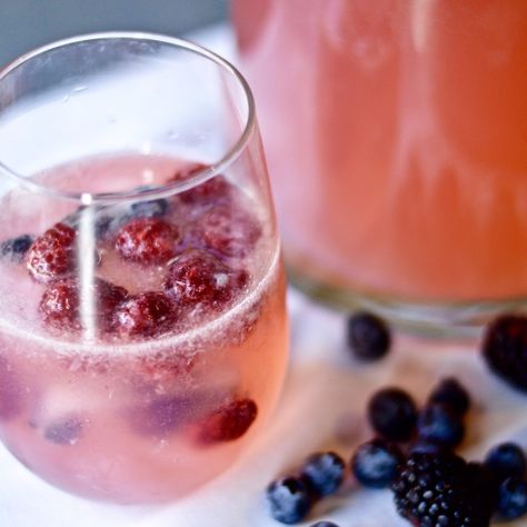 Berry Mocktail, Blackberry Cocktail, Easy Mocktail Recipes, Simply Lemonade, Sparkling Mineral Water, Berry Punch, Berry Drinks, Best Alcohol, Fruity Cocktails