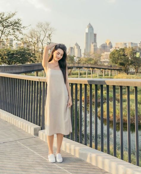 Devika Hoorne, Korean White Dress, Rooftop Photoshoot, Fit Outfits, Background Fashion, Mai Davika, Davika Hoorne, Creative Portrait Photography, Creative Portraits