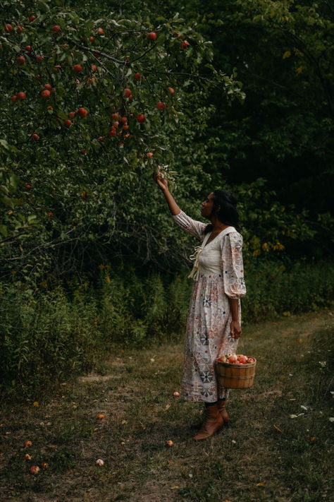 In our latest slow living editorial series, we speak to photographer, naturalist and mother, Alyson Morgan. Famous for her aesthetically curated instagram and latest book release ‘Our Kindred Home’, Alyson hopes to bring slow folk living inspiration to all through nature based recipes, rituals and practices. We love Alyson’s approach to slow living – highlighting the beauty of nature and how we can live in harmony with it everyday. Slow Life Aesthetic, Slow Living Lifestyle, Jewellery Shoot, Slow Beauty, Reference Board, Virgo Moon, Her Book, Slow Life, Cottage Living