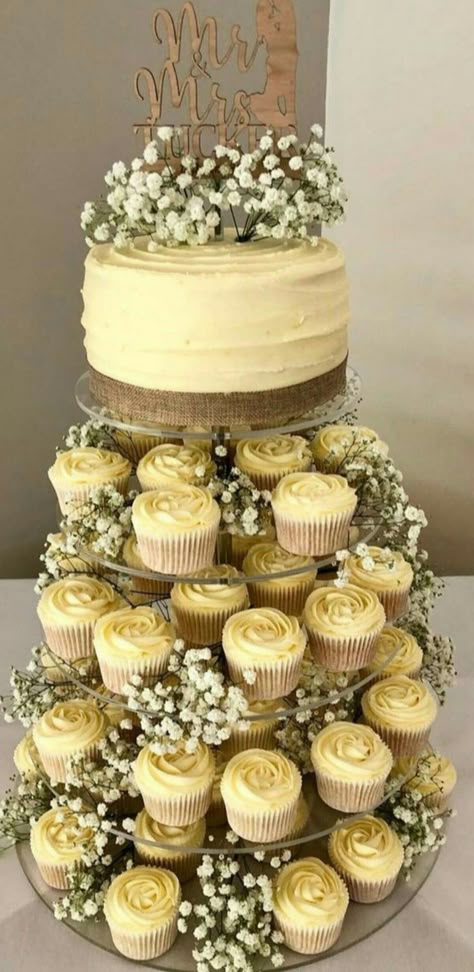 Cake With Cupcakes, Cupcake Tower Wedding, Traditional Wedding Cakes, Traditional Wedding Cake, Cupcakes Decorados, Wedding Treats, Amazing Wedding Cakes, Wedding Cake Rustic, Wedding Cakes With Cupcakes