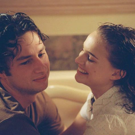 Garden state Unique Date Ideas, Relationship Blogs, Garden State, Natalie Portman, Film Stills, Romantic Comedy, Soundtrack, Good Movies, Movies And Tv Shows