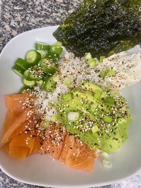 Deconstructed Sushi, Sushi Bowl Recipe, Sushi Style, Sushi At Home, Easy Sushi, Seaweed Snacks, Sushi Bowl, Salmon Avocado, Homemade Sushi