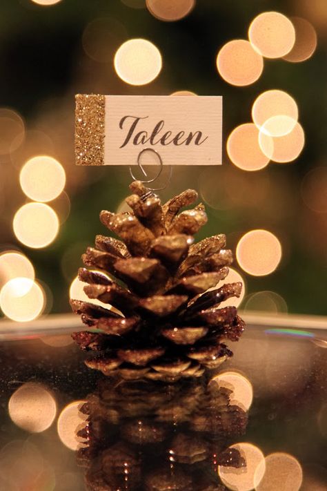 Simple Little Details: DIY Glitter Pine Cone Place Card Holder Christmas Place Card Holders, Diy Place Cards, Pinecone Crafts, Christmas Place Cards, Pine Cone Art, Diy Pinecone, Name Card Holder, Glitter Shirt, Cones Crafts