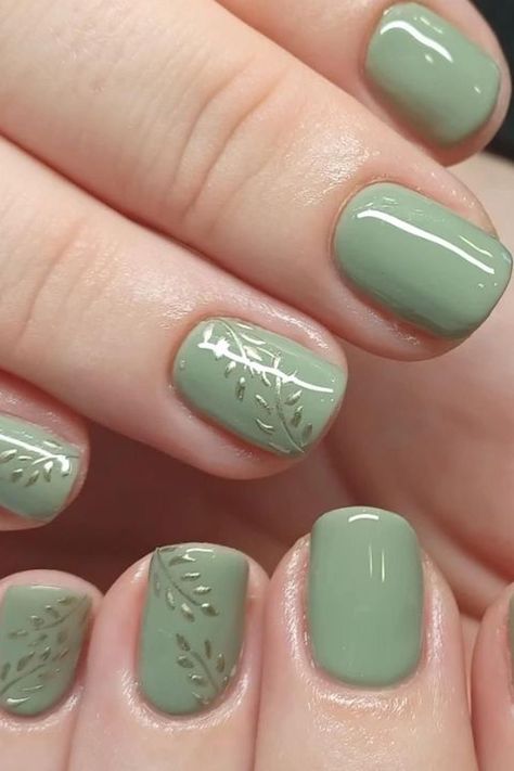 Pistachio Green Nails Design, Sage Short Nails, Nail Designs Leaf, Olive Green And Gold Nails Designs, Nails Acrylic Short Green, Nail Ideas Sage Green, Eucalyptus Nails, Simple Green Nails, Nail Designs Flowers