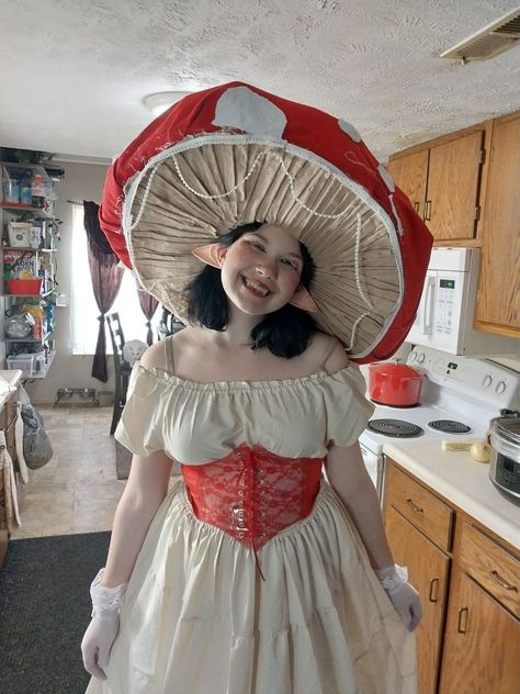 I made this costume out of a rush for a Halloween 🎃👻🍬 Mushroom Outfit Ren Fair, Mushroom Outfit Ideas, Hada Makeup, Mushroom Inspired Fashion, Country Fair Outfits, Mushroom Halloween Costume, Mushroom Costumes, Mushroom Fairy Costume, Mushroom Cosplay