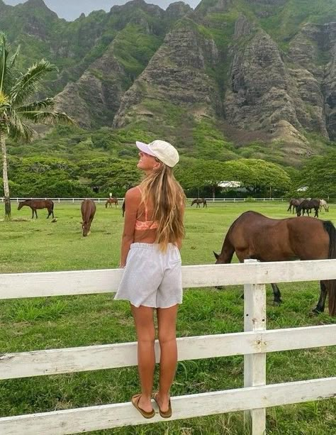 Horse Mermaid, Summer Hawaii, Mountain Horse, Ocean Vacation, Moving To Hawaii, Hawaii Pictures, Towel Dress, Hawaii Outfits, Hawaii Honeymoon