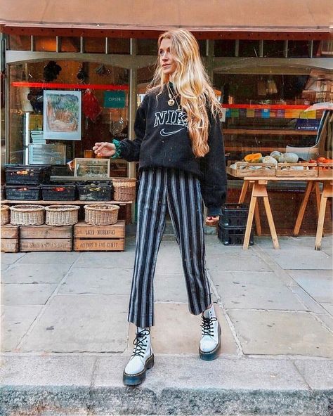 Doc Martens Outfit Grunge, Doc Martens Outfit Fall, Doc Martens Outfit Summer, Fall Fashion Edgy, Martens Outfit, Streetwear Fashion Outfits, White Boots Outfit, White Doc Martens, Hippie Grunge