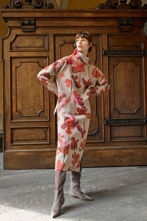 Agnona Pre-Fall 2020 collection, runway looks, beauty, models, and reviews. Runway 2020, Checkered Coat, Silk Midi Skirt, 2020 Fashion Trends, Pre Fall Collection, Knitwear Fashion, Fun Fashion, Fashion Show Collection, Fashion 2020