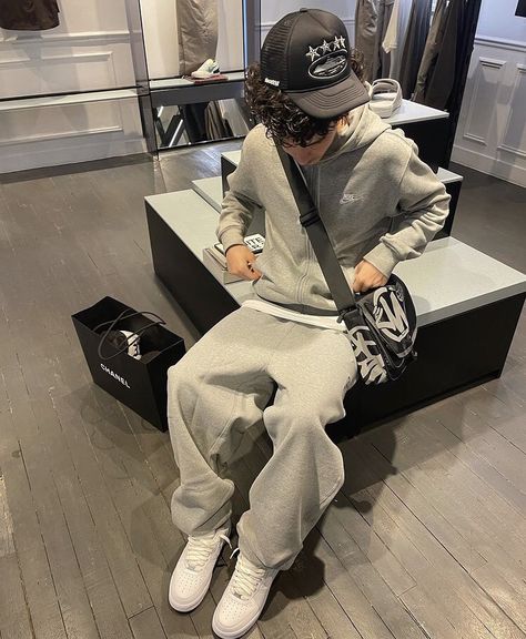 Drill Fashion Men, White Shoe Outfits Men, Bape Mens Outfit, Street Men Outfits, Rapper Fashion Men, Black Street Wear Outfit, Sp5der Outfit, Drill Outfit Men, Designer Outfits Men