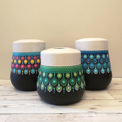 Painting Glass Jars, Mandala Rock Art, Christmas Craft Fair, Mandala Canvas, Glass Painting Designs, Glass Bottles Art, Mandala Design Pattern, Mandala Art Lesson, Painted Flower Pots