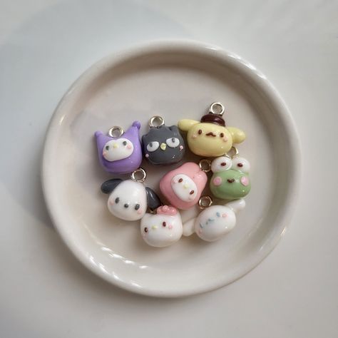 Polymer Clay Display, Clay Figures Cute, Polymer Clay Charm Ideas, Clay Charms Aesthetic, Sanrio Clay, Cute Clay Figures, Clay Charm Ideas, Clay Anime Keychain, Mini Clay Ideas