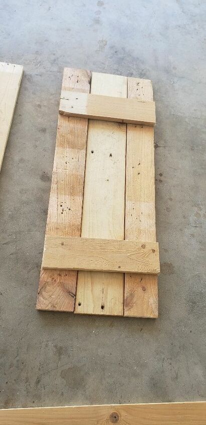 Pallet Hacks, Pallet Builds, Diy Cedar Planter Box, Pallet Wood Wall, Pallet Planter Box, Pallet Building, Cedar Planter Box, Chop Saw, Diy Planter