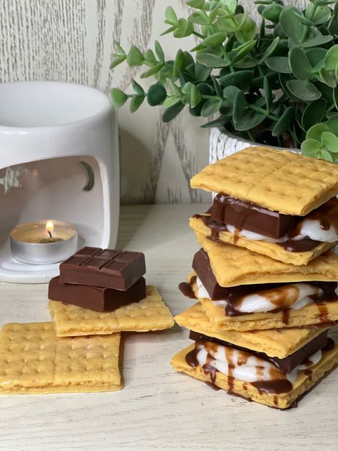 Dark wax chocolate piece sitting on melted white wax marshmallow sandwiched between 2 Honey colored Realistic looking graham crackers for that real looking s’mores effect. Campfire Decor, Soy Wax Melts Diy, Melts Recipes, Wax Melts Recipes, Wax Melts Packaging, Marshmallow Chocolate, Diy Wax Melts, Christmas Wax Melts, Sweet Candles