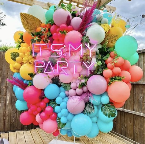 Balloon Bouquet Ideas, Helium Balloon Bouquet, Tropisk Fest, Balloons Galore, Deco Ballon, Summer Party Themes, Ideas Decoracion, 21st Birthday Decorations, Balloon Arrangements