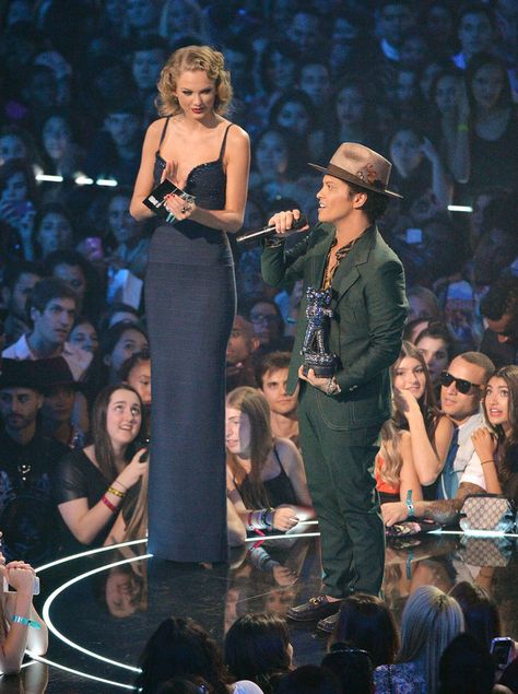 Being judged for wearing heels. | 32 Problems All Tall Girls Will Understand Taylor Swift Height, Tall People Problems, Tall Girl Problems, Girl Truths, People Problems, Tall People, Video Music Awards, Girl Problems, Only Girl