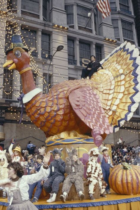 The History of the Macy's Thanksgiving Day Parade in Photos Martha Stewart Thanksgiving, Lincoln Tunnel, Macy's Parade, The Rockettes, Macy’s Thanksgiving Day Parade, Friendsgiving Dinner Party, Thanksgiving History, Thanksgiving Dinner Party, Thanksgiving Photos