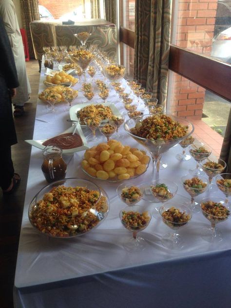 Chaat table Nikkah Food Table, Mehendi Food Table, Chaat Party Table Decor, Indian Buffet Table Ideas, Chaat Station, Chaat Party, Chaat Party Decoration, Indian Wedding Food, Food Table Decorations