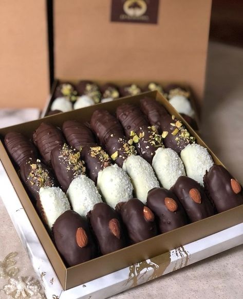 Iftar Box Ideas, Date Recipes Desserts, Dates Chocolate, Chocolate Dates, Ramadan Sweets, Eid Sweets, Plats Ramadan, Ramadan Desserts, Eid Food