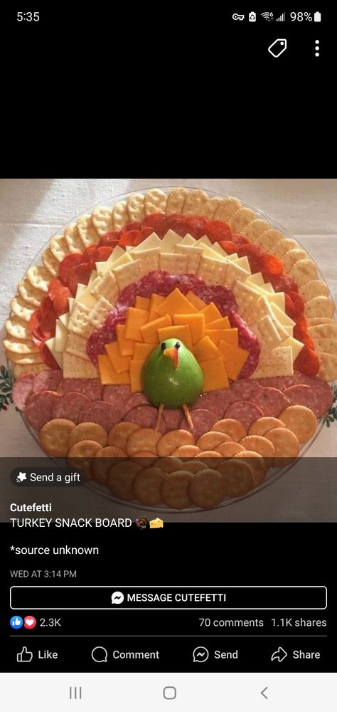 Cheese And Cracker Turkey, Turkey Cheese Tray, Foods Around The World, Thanksgiving Food Crafts, Cultural Foods, Thanksgiving Fruit, Meat And Cheese Tray, Thanksgiving Appetizers Easy, Thanksgiving Snacks