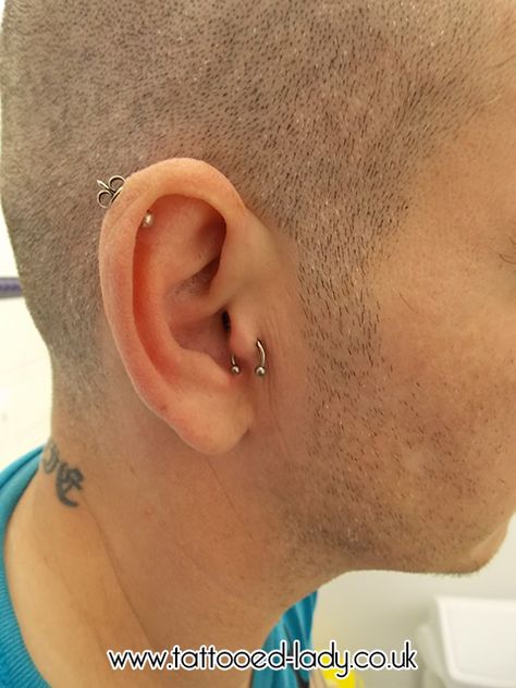 Male tragus piercing with horseshoe bar #piercing #malepiercing #traguspiercing #tattooedladym35 Male Helix Piercing, Mens Tragus Piercing, Tragus Piercing Men, Ear Piercings Ideas Classy, Helix Piercing Men, Unique Piercing Ideas, Warrior Accessories, Aesthetic Piercings, Ear Piercings Ideas