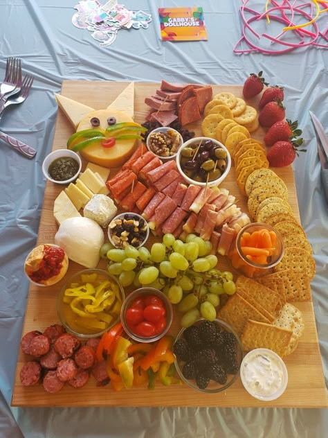 Cat Themed Charcuterie Board, Cat Theme Cocktail, Cat Party Ideas Food, Cat Birthday Food Ideas, Cat Birthday Party Snacks, Cat Inspired Food, Cat Themed Cocktails, Cat Theme Party Food, Cat Charcuterie Board