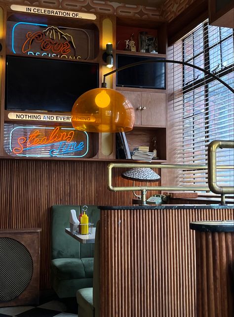 Retro Aesthetic Restaurant, Mid Century Modern Cafe Design, 70s Industrial Design, 80s Cafe Aesthetic, Vintage Diner Table, Retro Bar Interior Design, Retro Bar Decor, 70s Store Interior, 70s Style Bar