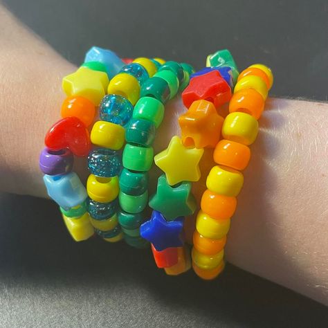 Kandi Bracelets Aesthetic, Clowncore Kandi, Kandi Aesthetic, Kandi Singles, Kandi Inspo, Diy Kandi Bracelets, Diy Kandi, Kandi Kid, Kandi Ideas