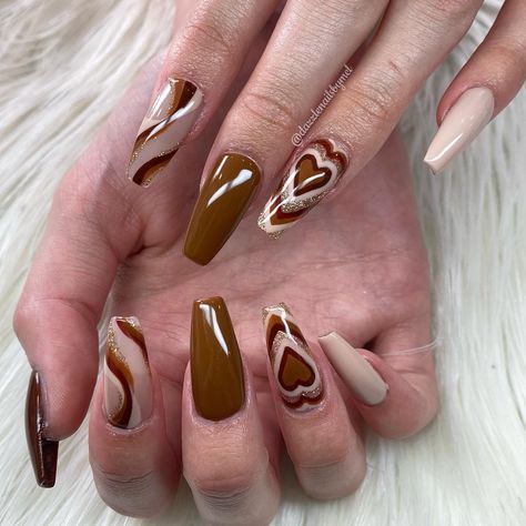 Short Natural Nail Designs Brown, Brown Flame Nails, Mocha Swirl Nails, Swirl Brown Nails, Light Brown Nails With Hearts, Brown Swirls Nails, Brown Nails Art, Brown Swirl Nails, Brown Nail Swirl