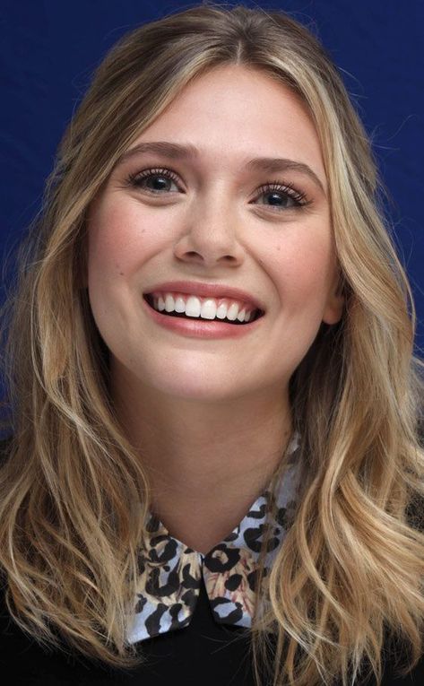 Elizebeth Olsen, Perfect Teeth, Elizabeth Olsen Scarlet Witch, Marvel Actors, Halloween Makeup Looks, Marvel Girls, Marvel Women, Elizabeth Olsen, Long Bob