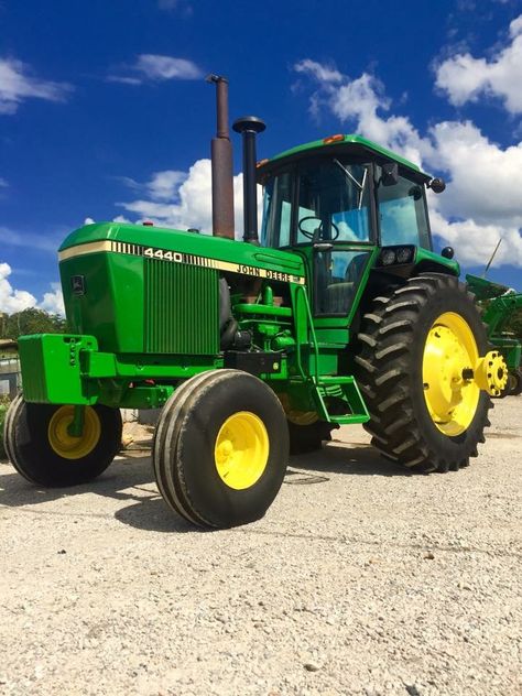 1983 John Deere 4440 John Deere Wallpaper, John Deere Pictures, Farming Machinery, John Deere Tractors Pictures, Farm Quotes, Tractor Cabs, John Deere Tractors Farms, Country Trucks, Old John Deere Tractors