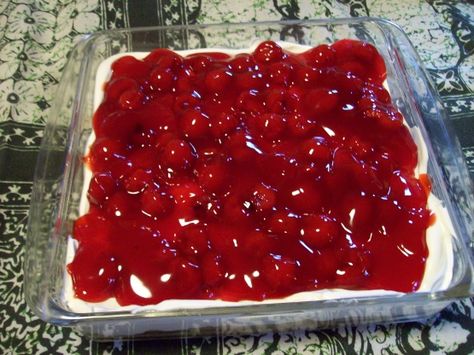 This is a really great dessert, plan ahead this needs to chill for a minimum of 3 hours or overnight is even better. Cherry Delight Dessert, Delight Dessert, Strawberry Cake Filling, Fruit Pie Filling, Cherry Delight, Biscuits Graham, Dream Whip, Cake Filling Recipes, Cherry Desserts