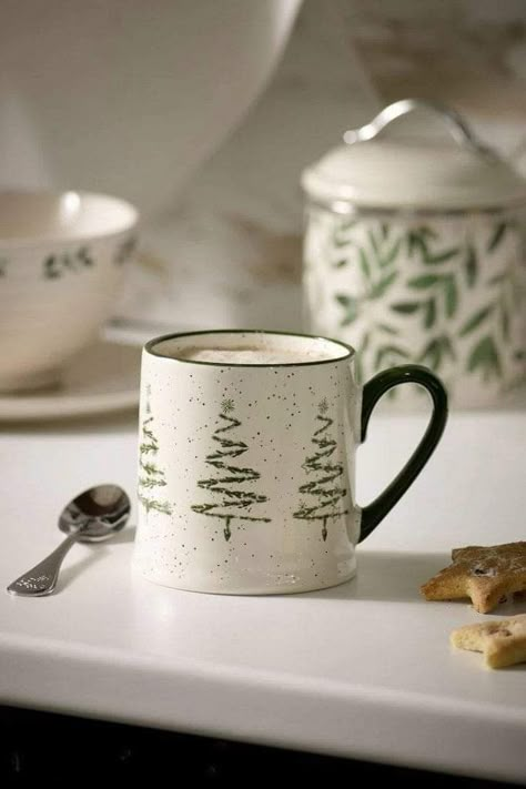 Winter Mug Ideas, Pottery Christmas Mugs, Christmas Mug Diy, Christmas Mug Designs, Christmas Mug Painting, Pottery Painting Christmas, Christmas Pottery Painting, Winter Mugs, Diy Christmas Mugs