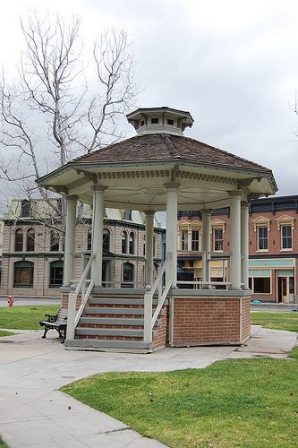 gazebo Gilmore Girls Gazebo, Team Tristan, Stars Hollow Gazebo, Romanizing Life, Gg Aesthetic, Rory And Jess, Paris Geller, Gilmore Girls Fan, Team Logan