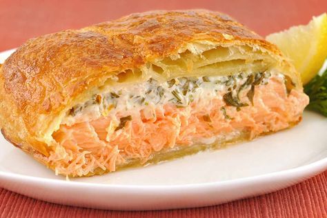 This elegant dish is simply puff pastry-wrapped salmon fillets topped with a mixture of cream cheese, fresh tarragon, parsley and lemon zest. Salmon En Croute Recipe, Herbed Salmon, Salmon En Croute, Salmon Wellington, Gordon Ramsey Recipes, Puff Pastry Recipes, Lemon Cream, Salmon Fillets, Gordon Ramsay