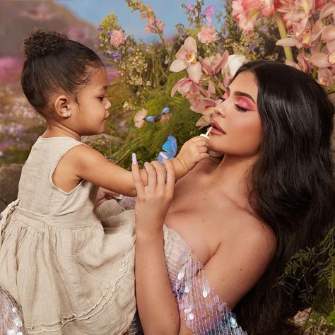 Kylie Jenner on Twitter: "who wants a #StormiCollection restock?!? I'm excited to tell you guys that we're restocking the Stormi palette and Stormi blush in just a couple of weeks! I'll have a date for you soon xo @kyliecosmetics 🦋💜⚡️… https://t.co/Cl4cSGVwKj" Kylie Jenner And Stormi, Kylie Jenner Fans, Estilo Kylie Jenner, Jordyn Woods, Kylie Kristen Jenner, Christina Milian, King Kylie, Patchwork Jeans, Hailey Baldwin