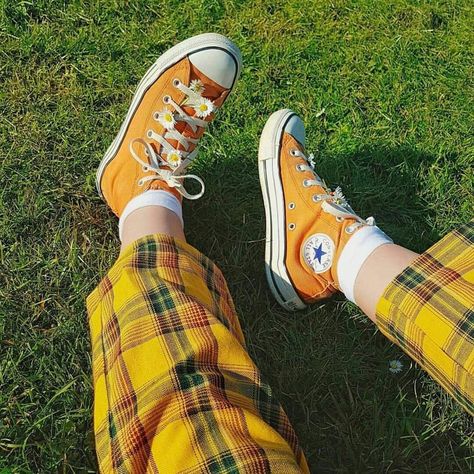 Botas Grunge, Aesthetic Converse, Yellow Converse, Shoes Aesthetic, Kiernan Shipka, Dr Martens Boots, Aesthetic Shoes, Trik Fotografi, Yellow Aesthetic