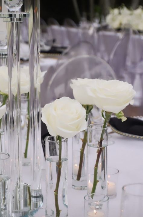 Modern Wedding Tables, White Rose Centerpieces, Wedding Reception Tables Centerpieces, Circle Table, Wedding Floral Centerpieces, Rose Decor, Wedding Reception Tables, Champagne Wedding, Wedding Prep