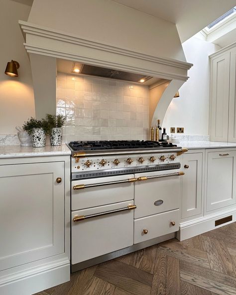 We love seeing images of your Lacanche Range Cookers in your beautiful kitchens! Please send us your images via DM for a chance to be featured. This customer has chosen a Classic Macon in White and Brass to match her bright kitchen. Serious Cookers for Serious Cooks™ #lacanche #lacancheuk #mylacanche #rangecooker Organic Style Kitchen, Range Cooker Kitchen, 1930s England, Lacanche Range, Edwardian Kitchen, Kitchen Hood Design, Marble Herringbone, Skimming Stone, Range Cookers