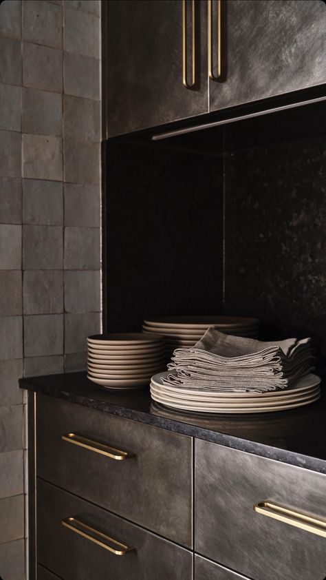 Kelly Wearstler Kitchen, Marble Kitchen Cabinets, Black Marble Kitchen, Cabinet In Kitchen, Kelly Wearstler Interiors, Moody Kitchen, Stone Backsplash Kitchen, Black Granite Countertops, Stone Countertop