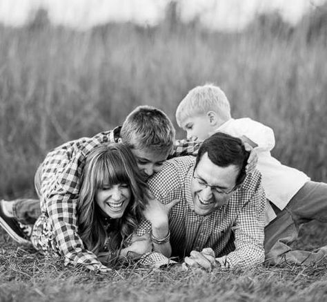 Family Of 5 Sitting Poses, 3 Children Photography Poses, Family Photos With Three Children, Family Laying Down Pose, Family Photo Laying Down, Family Of 3, Family Of 5, Family Inspiration, Family Posing