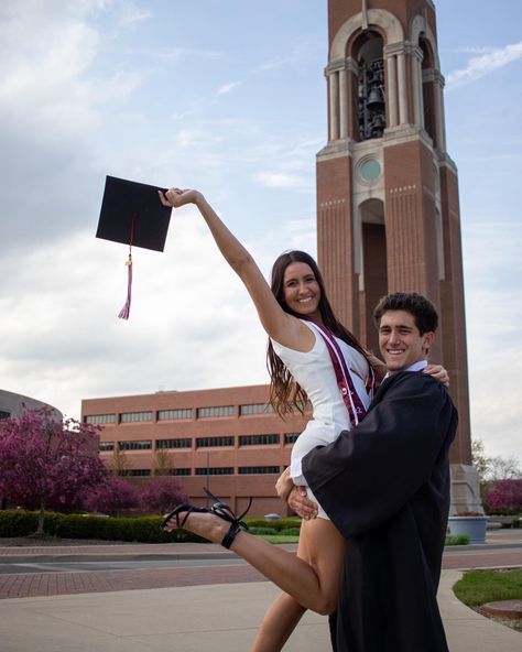 Graduation Picture With Husband, Graduation Boyfriend Pictures, Graduation Pictures With Partner, Husband Graduation Pictures, Couple Poses For Graduation, Graduation Pictures Ideas With Family, Grad Photoshoot With Boyfriend, Couple Grad Poses, Couple Poses Graduation