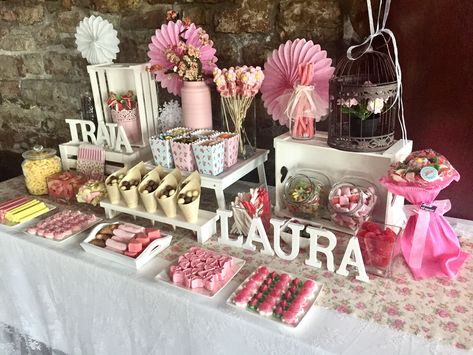 Tips para montar tu propio Candy Bar Candy Bar Decoracion, Sweet Table Decorations, Candy Bar Comunion, Ideas Bautizo, Buffet Dessert, First Communion Decorations, Sweet Corner, Communion Decorations, Sweet Bar