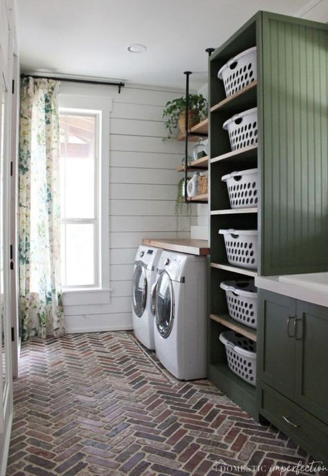 70 Beautiful Farmhouse Laundry Room Ideas - Nikki's Plate Farmhouse Laundry Room Ideas, Laundy Room, Koti Diy, Laundry Room/mud Room, Dream Farmhouse, Dream Laundry Room, Mudroom Laundry Room, Laundry Room Renovation, Farmhouse Laundry