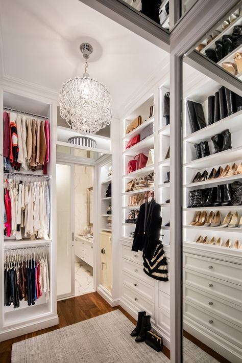 Bethenny Frankel's Newly Listed NYC Apartment Is Just as Over-the-Top as She Is Apartment Nyc, Soho Apartment, Closet Organized, Celebrity Closets, Soho Loft, Walking Closet, Dream Closet Design, Trendy Apartment, Bethenny Frankel