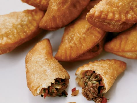 Mini Panamanian Beef Empanadas Panamanian Food, Beef Empanadas Recipe, Empanadas Dough, Beef Empanadas, Spanish Tapas, Empanadas Recipe, Ground Beef Recipes, Appetizer Snacks, Finger Foods