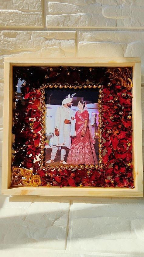 Garland Preservation Resin, Varmala Resin Art, Resin Idea, Memory Diy, Anniversary Frame, Cardboard Crafts Diy, Mangalsutra Design, Flower Arrangement Designs, Wedding Garland